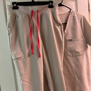 Figs Bone color one pocket top M, jogger M